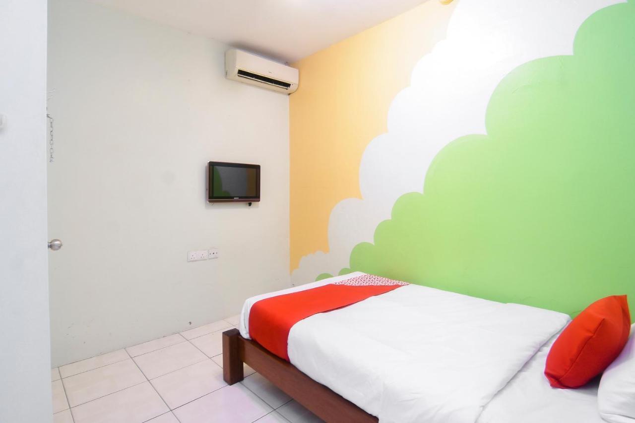 Oyo 44034 Furama Lodging House Kuching Eksteriør billede